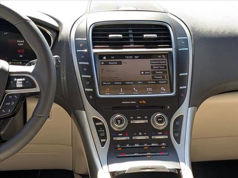 Used 2019 Lincoln Nautilus FWD image 13