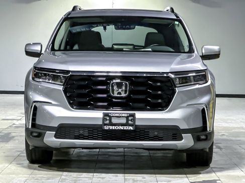 Used 2025 Honda Pilot Touring image 5