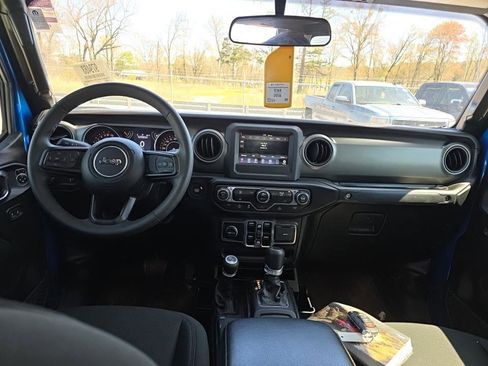 Used 2023 Jeep Gladiator Sport image 7
