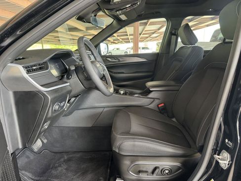 Used 2025 Jeep Grand Cherokee Laredo X w/ Luxury Tech Group I RWD image 27