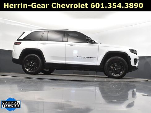 Used 2025 Jeep Grand Cherokee Altitude image 43