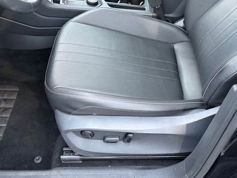 Used 2022 Volkswagen Tiguan SE image 32