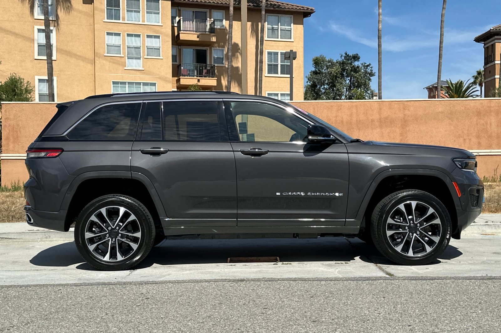 Used 2023 Jeep Grand Cherokee Overland w/ Advanced Protech Group III AWD/4WD image 3