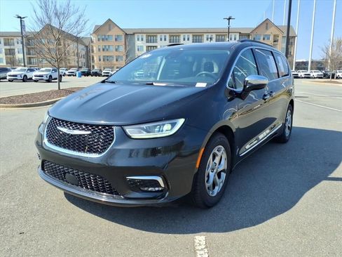 Used 2023 Chrysler Pacifica Limited image 35