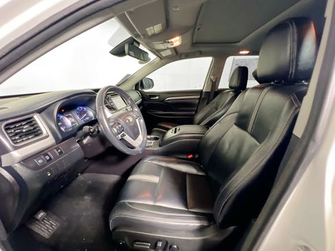 Used 2018 Toyota Highlander SE FWD image 14