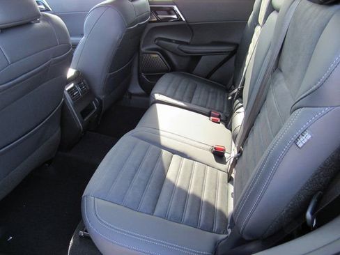 New 2025 Mitsubishi Outlander SE image 7