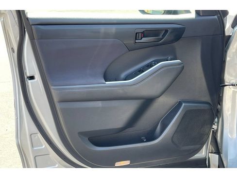 Used 2021 Toyota Highlander L FWD image 11