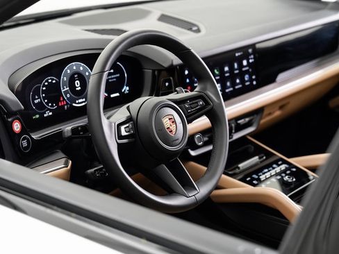 Used 2025 Porsche Cayenne image 9