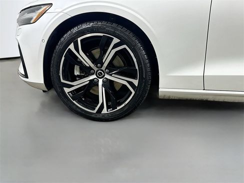 Used 2024 Volvo S60 B5 Plus image 8
