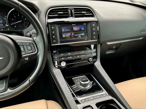 Used 2018 Jaguar F-PACE Premium image 6