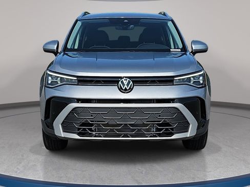 Used 2025 Volkswagen Taos SE image 2