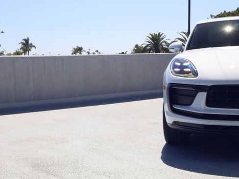 Certified 2025 Porsche Macan AWD/4WD image 12