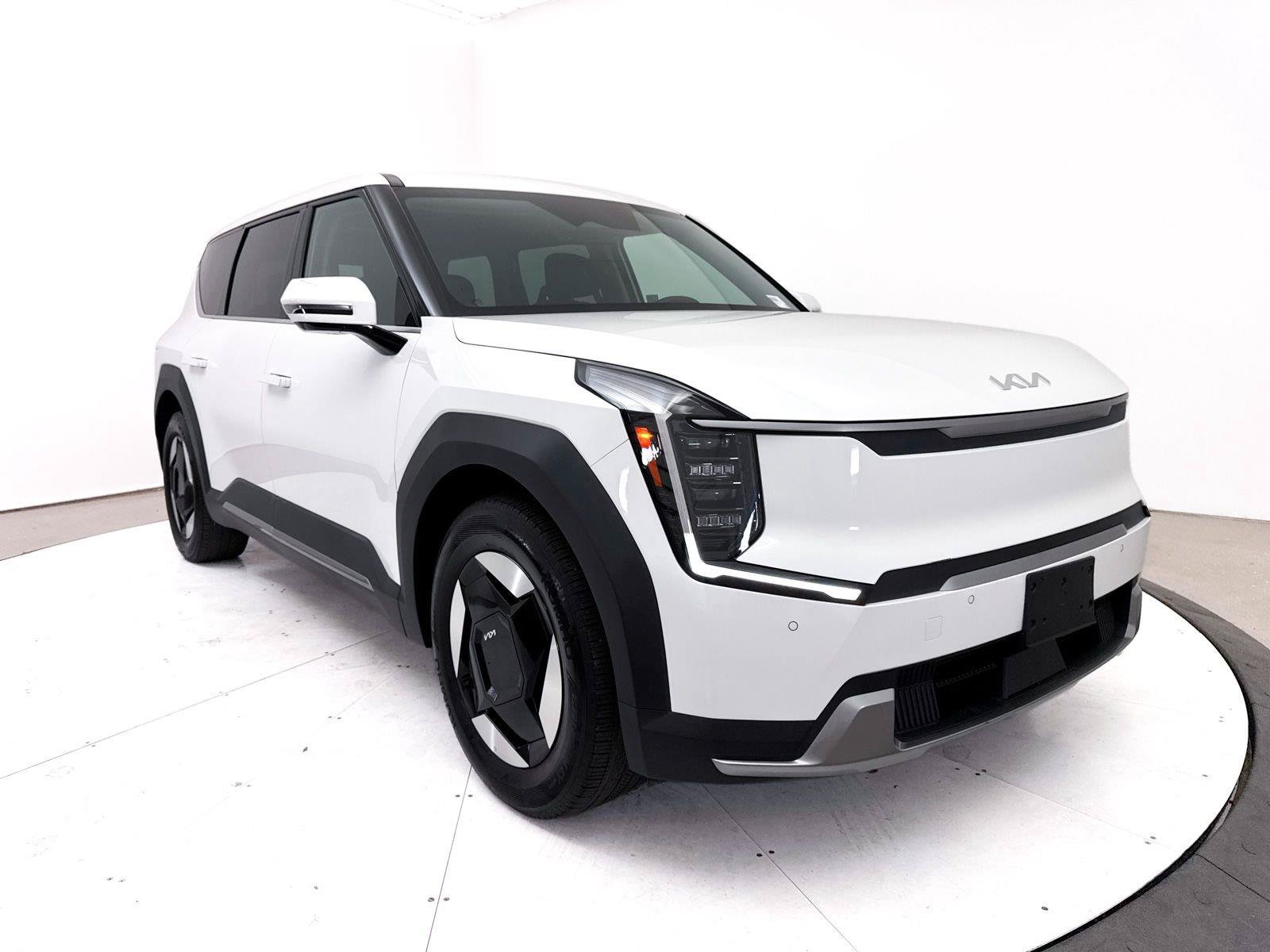 Used 2024 Kia EV9 Light Long Range RWD image 13