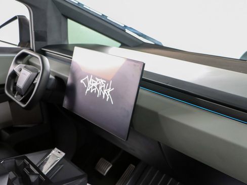 Used 2024 Tesla Cybertruck AWD Crew Cab image 23