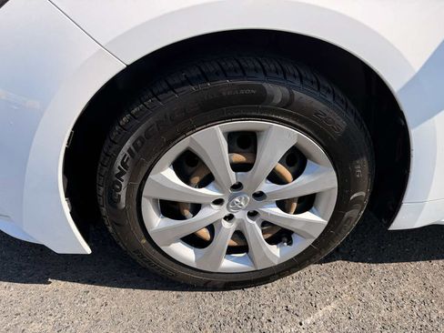 Used 2020 Toyota Corolla LE FWD image 5