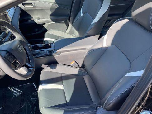 Used 2025 Toyota Camry SE image 35