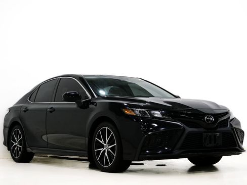 Used 2021 Toyota Camry SE image 1