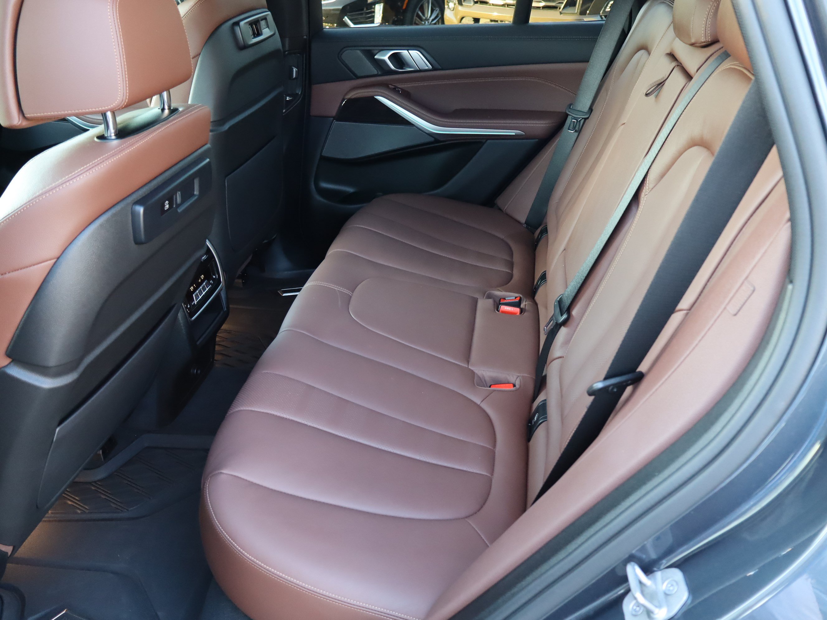 Used 2021 BMW X5 M50i AWD/4WD image 32