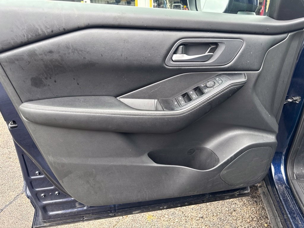 Used 2024 Nissan Rogue SV AWD/4WD image 9