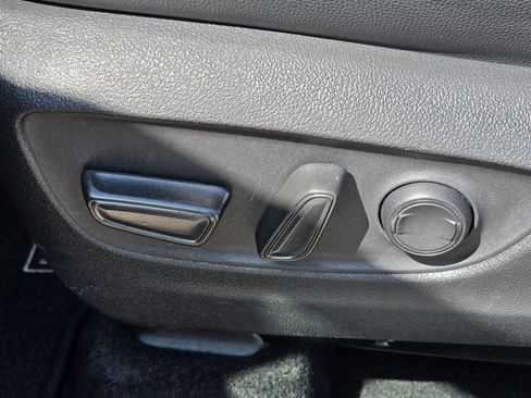 Used 2025 Toyota Highlander XLE FWD image 28