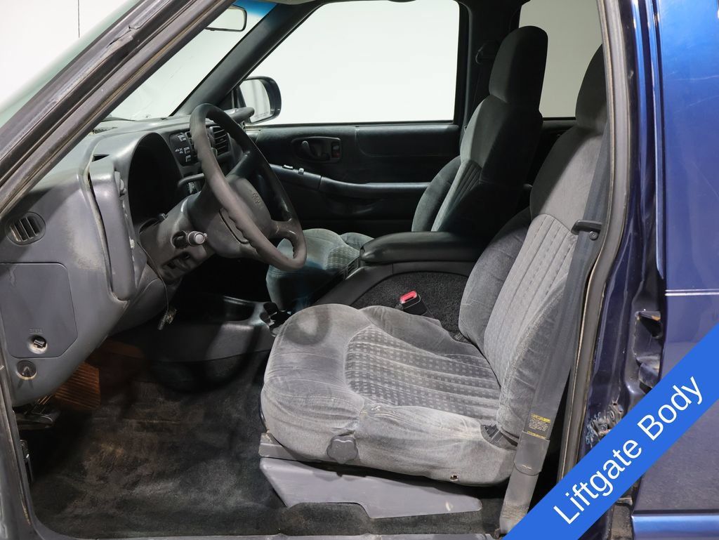 Used 2000 Chevrolet Blazer LS w/ LS Preferred Equipment Group AWD/4WD image 2