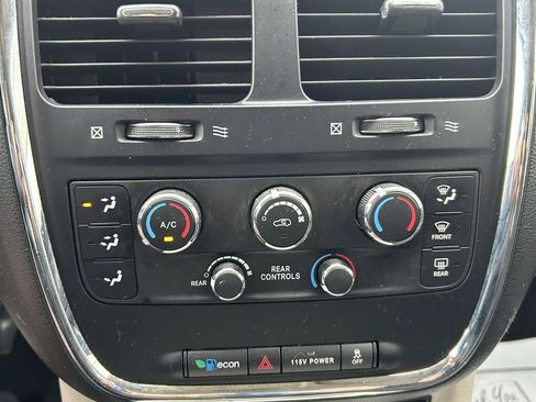 Used 2014 Dodge Grand Caravan SXT FWD image 22