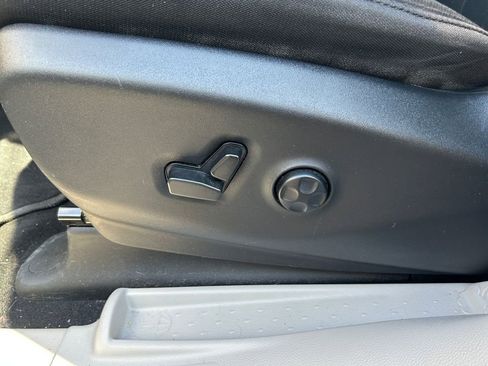 Used 2023 Chrysler Voyager LX FWD image 13