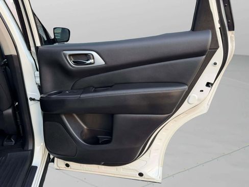 Used 2020 Nissan Pathfinder S image 17