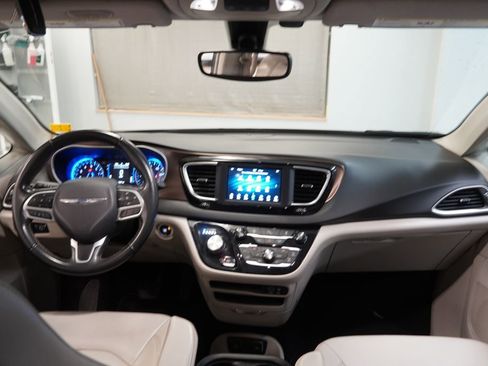 Used 2018 Chrysler Pacifica Touring-L image 18
