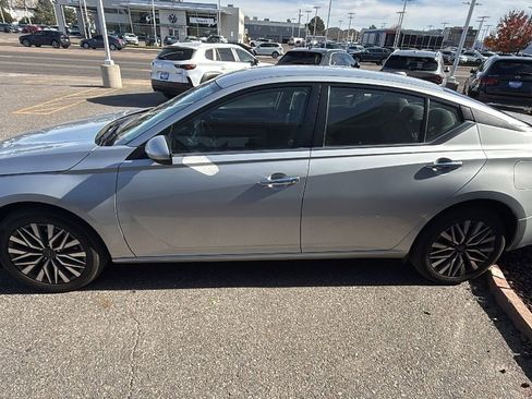 Used 2023 Nissan Altima 2.5 SV image 4