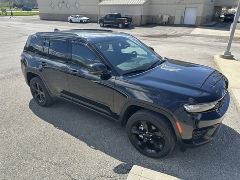 Used 2024 Jeep Grand Cherokee Altitude image 5