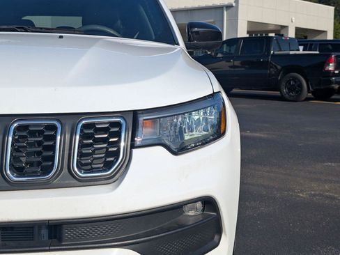 Used 2025 Jeep Compass Latitude w/ Convenience Group AWD/4WD image 12