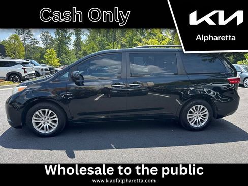 Used 2017 Toyota Sienna XLE w/ XLE Navigation Package FWD image 4