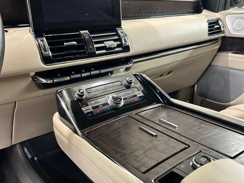 Used 2021 Lincoln Navigator L Reserve AWD/4WD image 10
