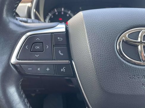 Used 2021 Toyota Highlander XLE AWD/4WD image 25