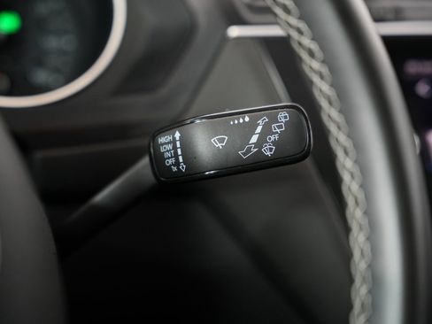 Used 2021 Volkswagen Tiguan SE w/ Panoramic Sunroof Package image 15