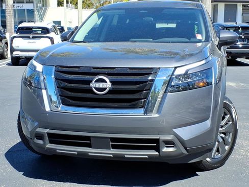 Certified 2024 Nissan Pathfinder SV image 2