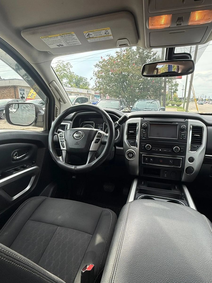 Used 2018 Nissan Titan SV w/ SV Convenience Package RWD image 11