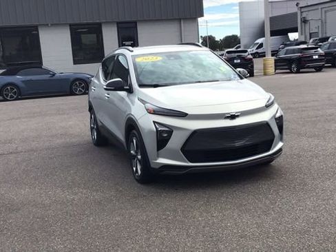 Used 2023 Chevrolet Bolt EUV LT w/ Convenience Package image 3