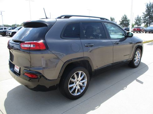 Used 2018 Jeep Cherokee Latitude FWD image 5