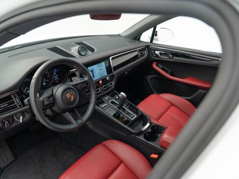 Certified 2026 Porsche Macan AWD/4WD image 4