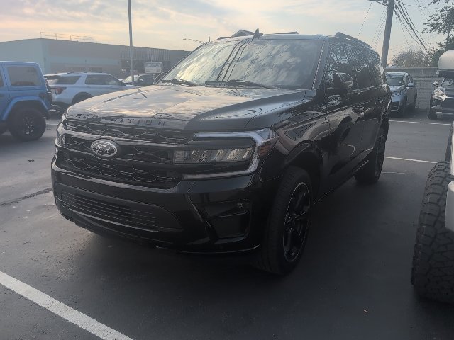 Used 2024 Ford Expedition Limited AWD/4WD image 3
