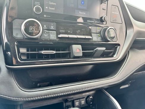 Used 2021 Toyota Highlander LE image 24