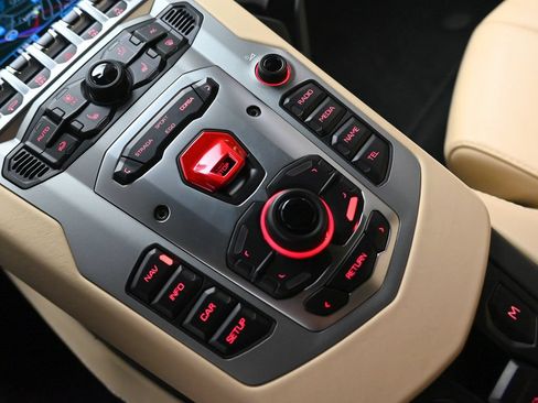 Used 2018 Lamborghini Aventador S AWD/4WD image 21