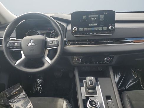 Used 2024 Mitsubishi Outlander SE image 11