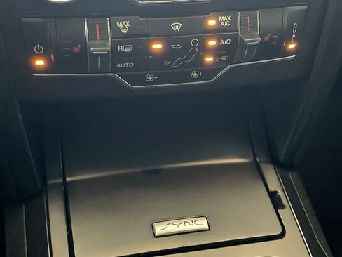 Used 2018 Ford Explorer XLT w/ Equipment Group 202A AWD/4WD image 19