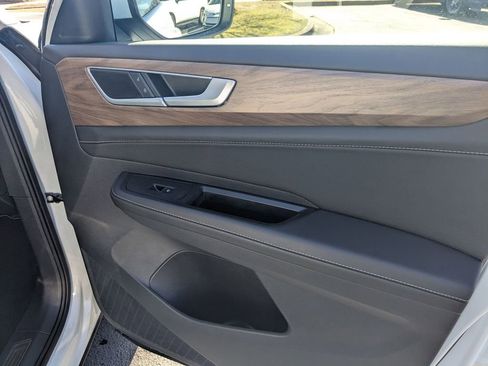 Used 2025 Volkswagen Atlas SE image 32