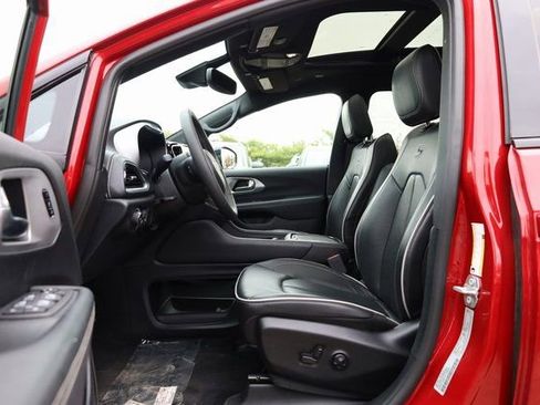 Used 2025 Chrysler Pacifica Limited image 13