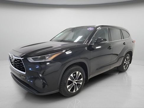 Used 2021 Toyota Highlander XLE AWD/4WD image 3