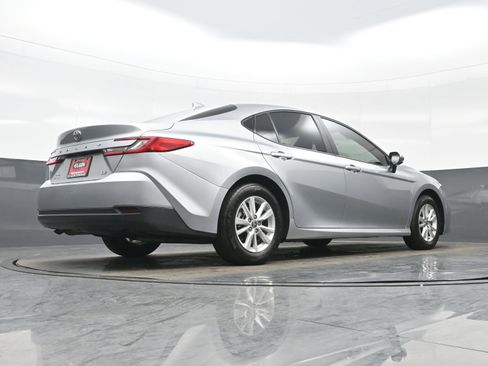 Used 2025 Toyota Camry LE image 31